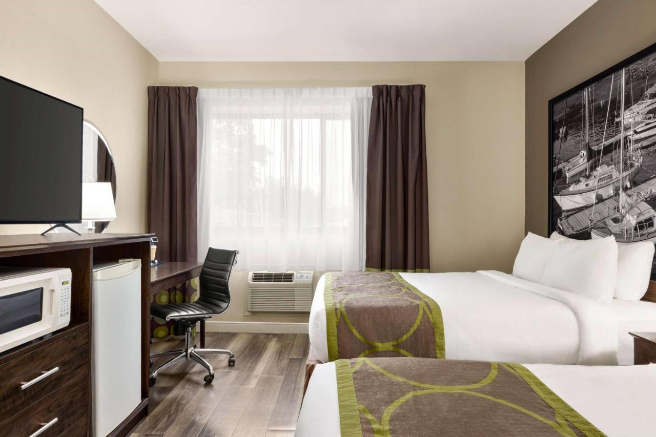 Super 8 By Wyndham Sarnia On Exterior foto