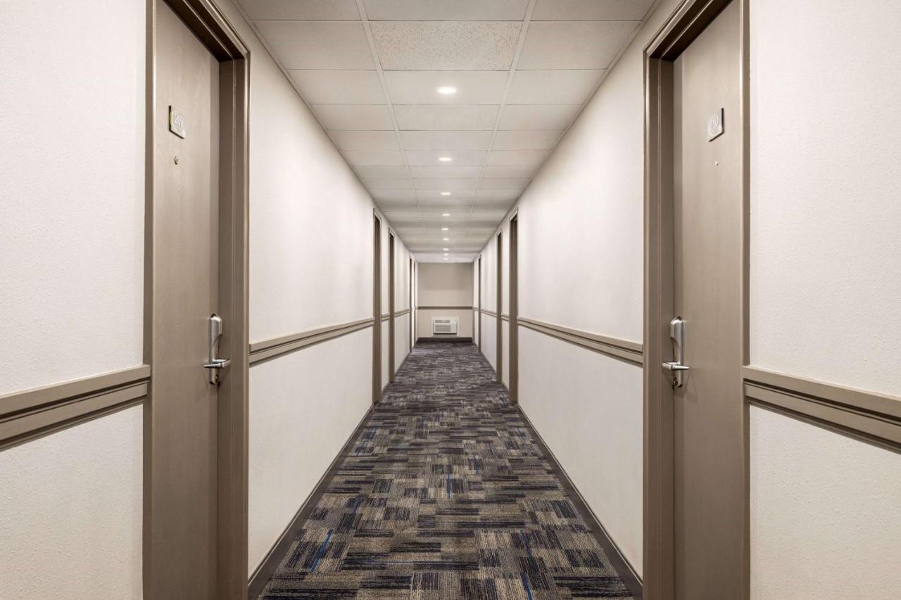 Super 8 By Wyndham Sarnia On Exterior foto
