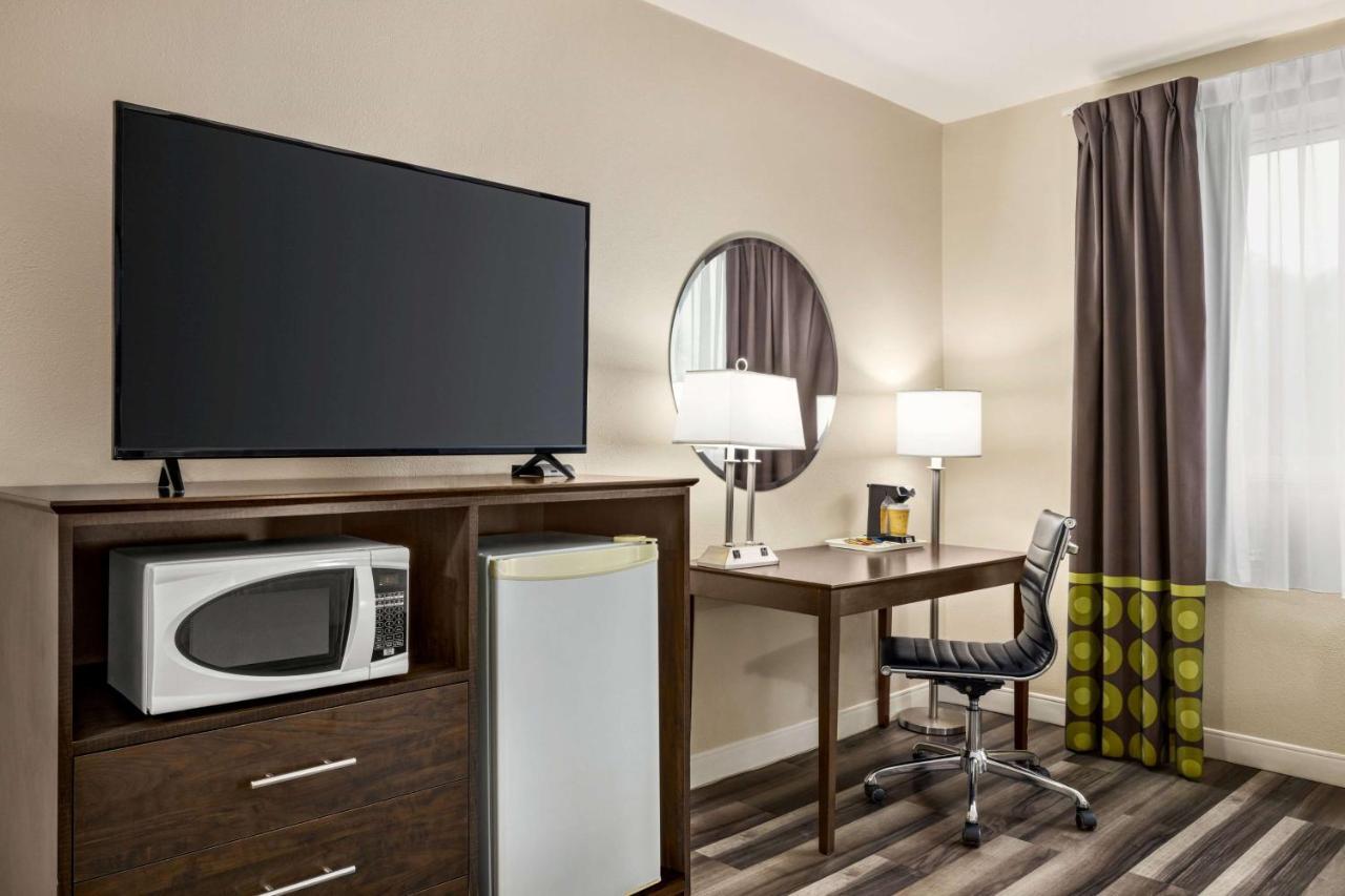 Super 8 By Wyndham Sarnia On Exterior foto
